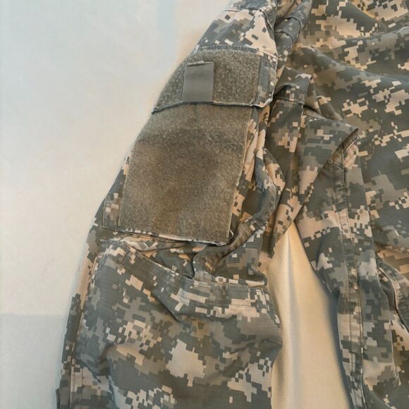 Military Combat Uniform Camo size small - Picture 6 of 8